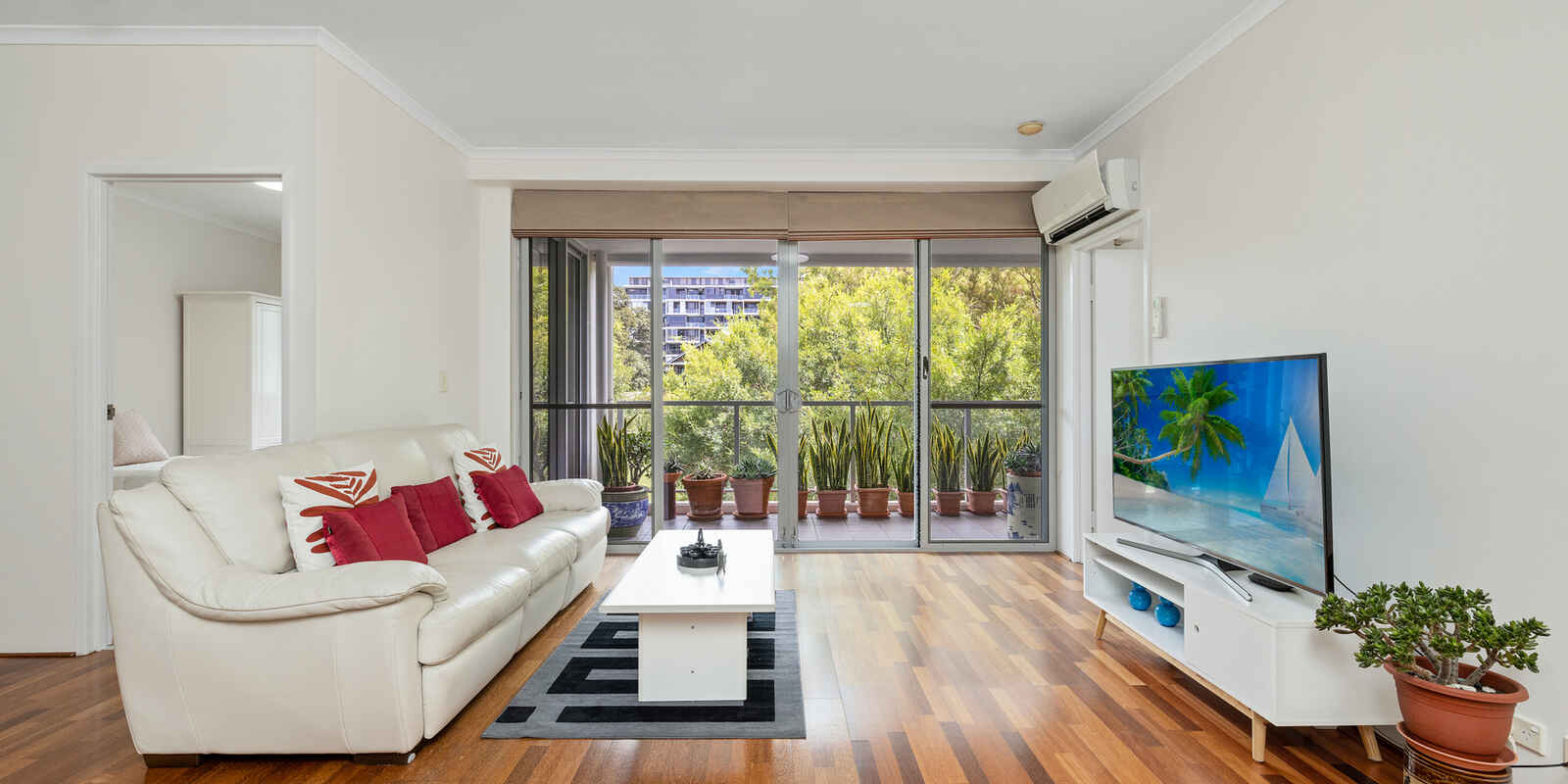 8/4 Grandstand Parade Zetland 8/4 Grandstand Parade Zetland