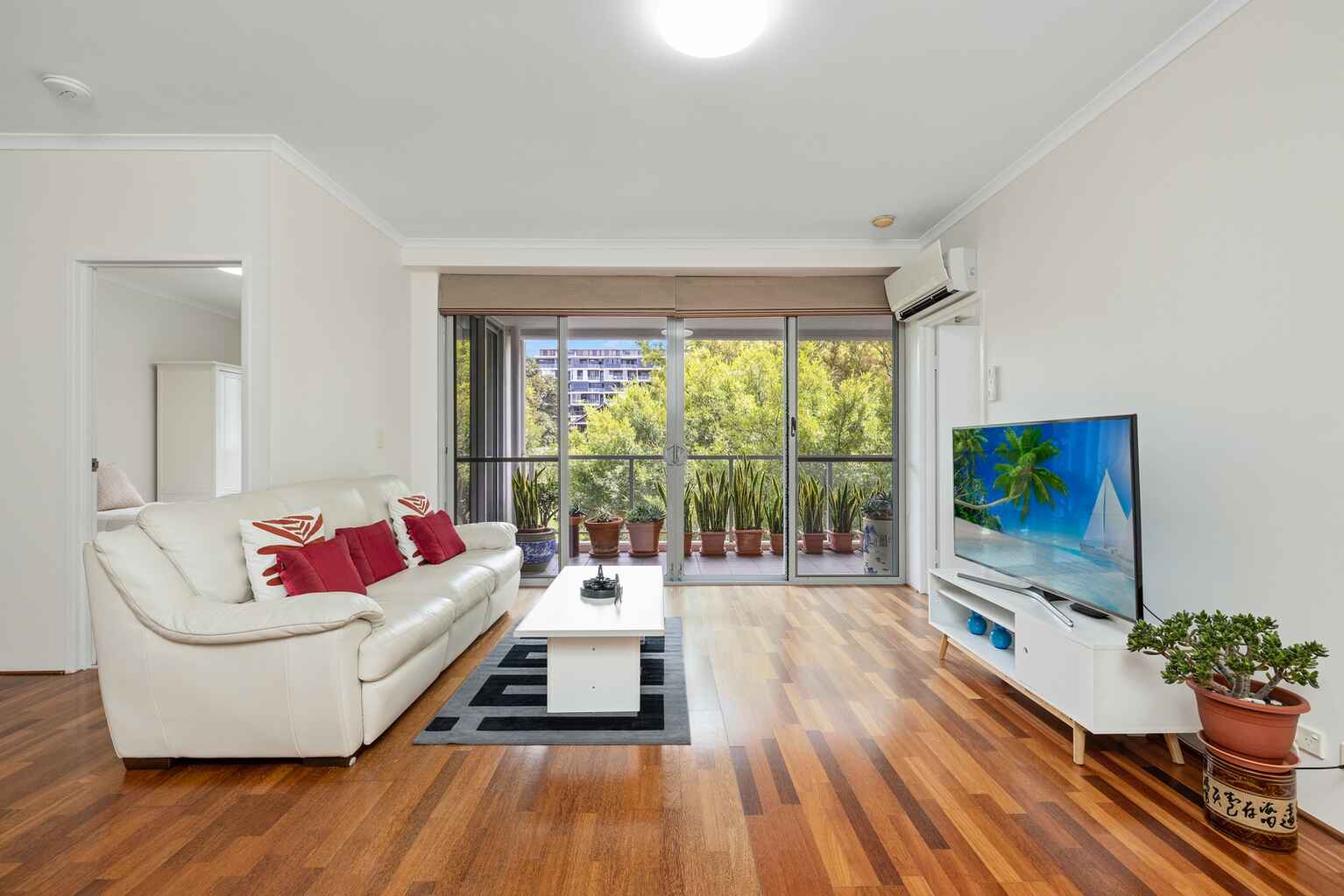 8/4 Grandstand Parade Zetland