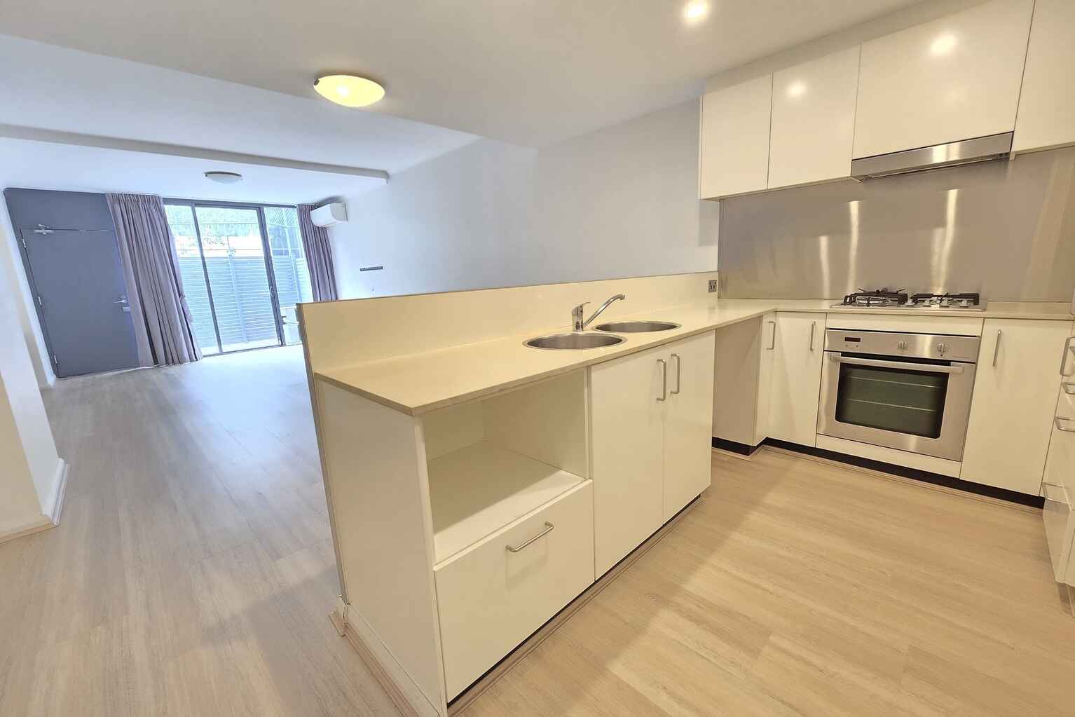 5/8 Grandstand Parade Zetland 5/8 Grandstand Parade Zetland