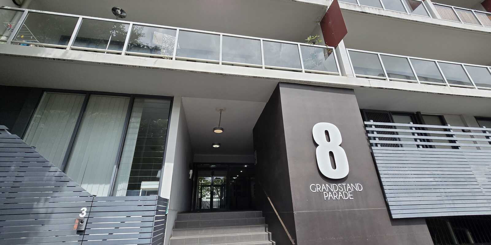 5/8 Grandstand Parade Zetland
