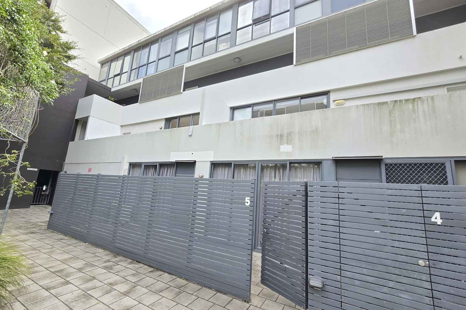 5/8 Grandstand Parade Zetland